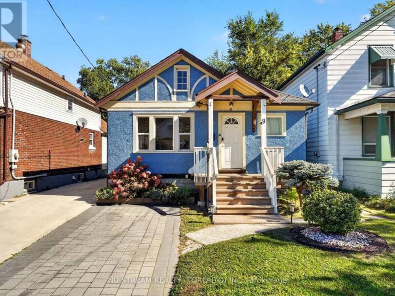 9 MANNING STREET, St. Catharines, Ontario L2R 5Z4