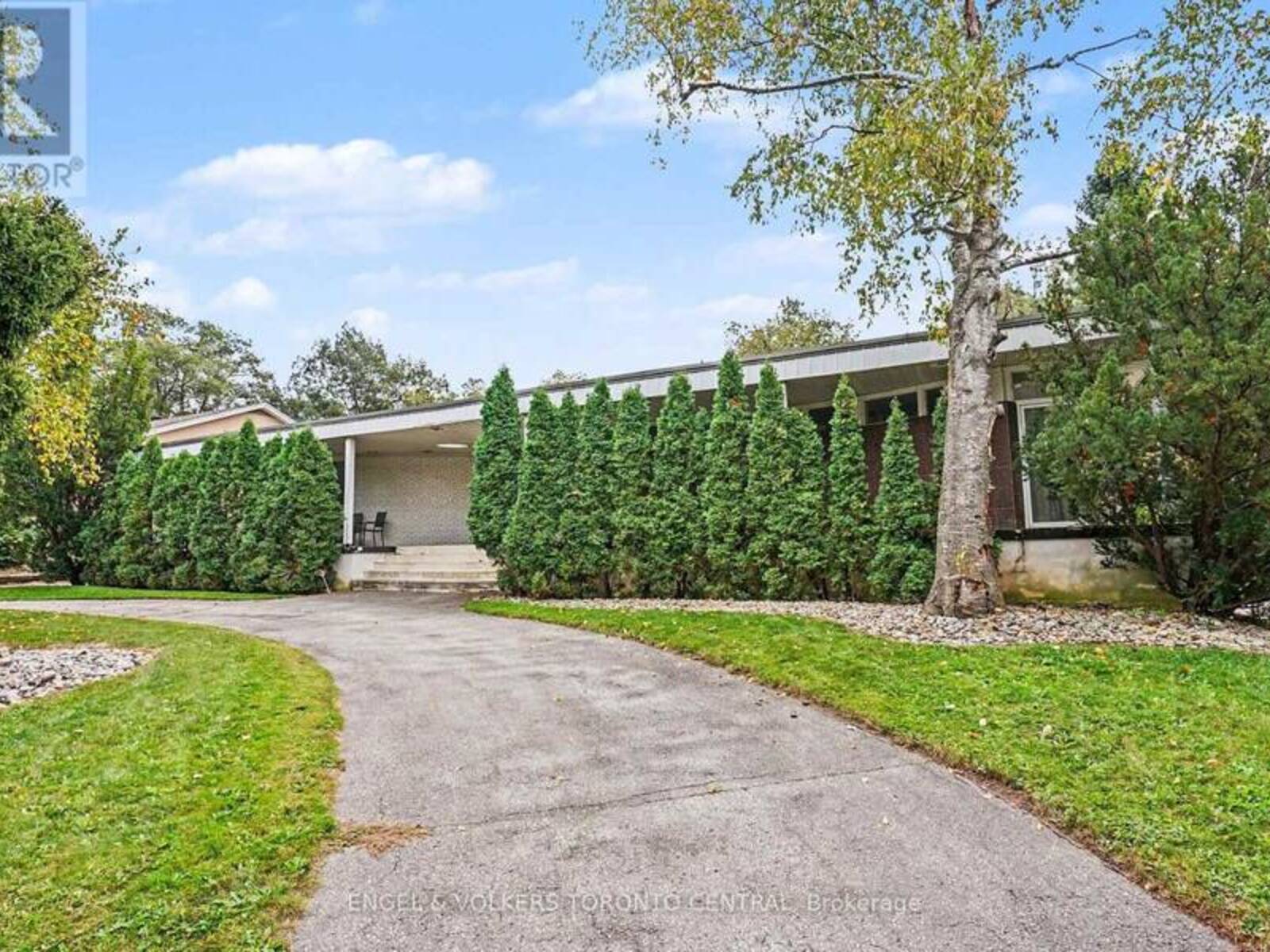 11 SUNCREST DRIVE, Toronto, Ontario M3C 2L1