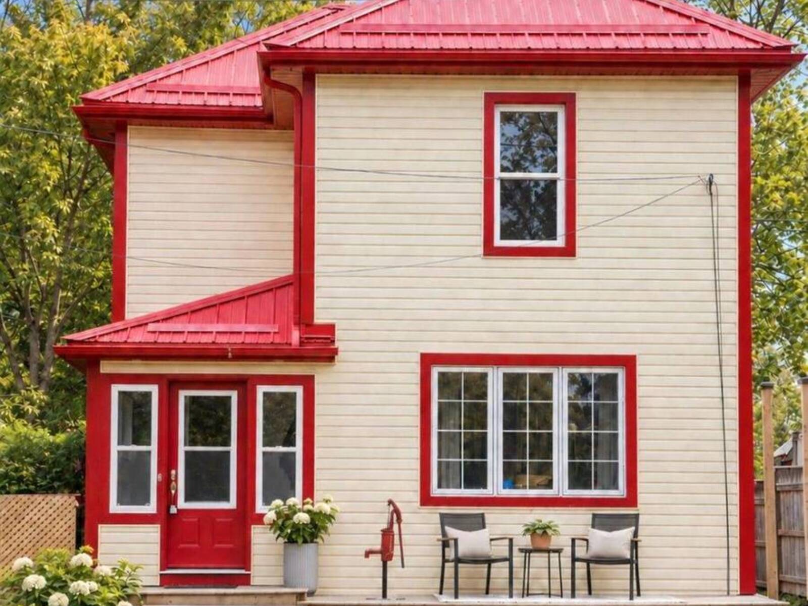 16 STANLEY STREET, Prince Edward, Ontario K0K 1G0
