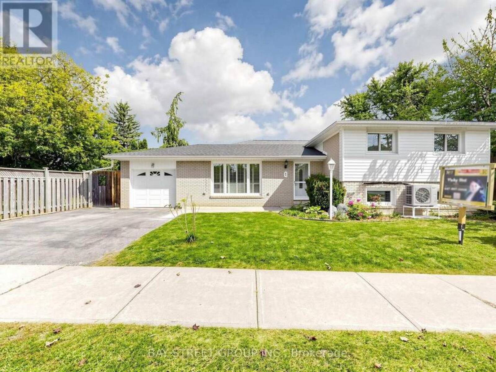 1 LESGAY CRESCENT, Toronto, Ontario M2J 2H9