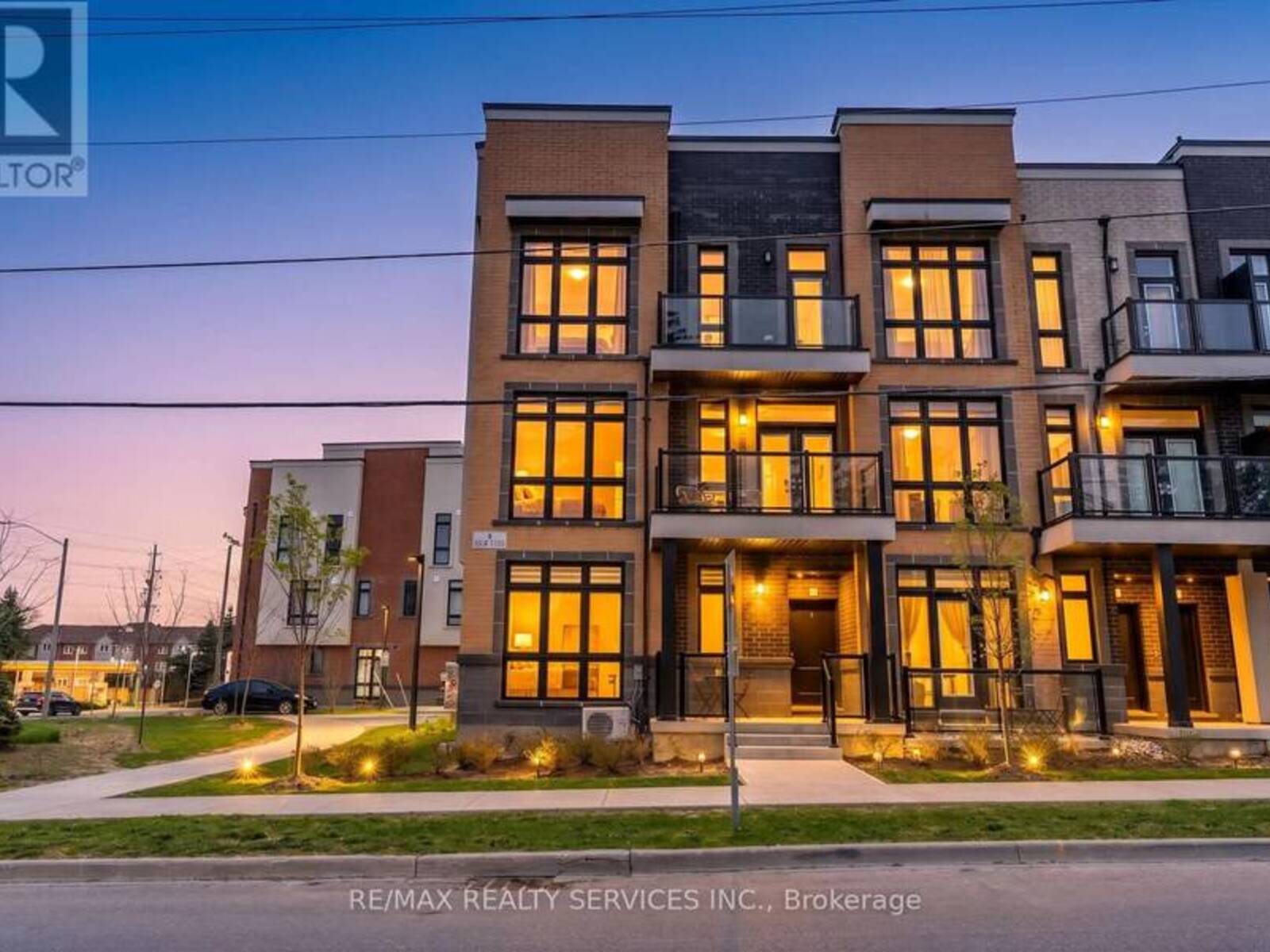5 - 1 BOND CRESCENT, Richmond Hill, Ontario L4E 1J4