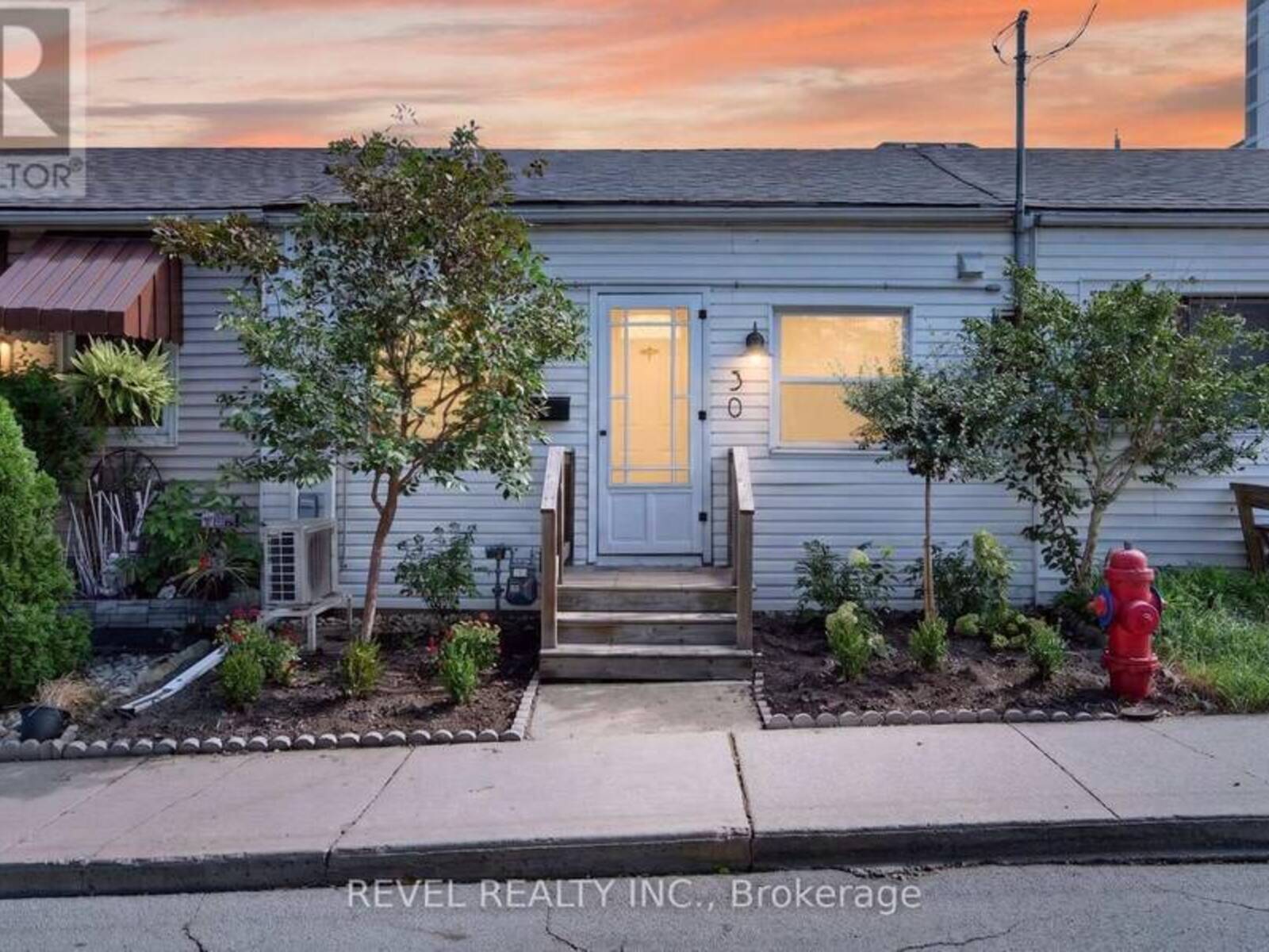 30 RAY STREET N, Hamilton, Ontario L8R 2X4