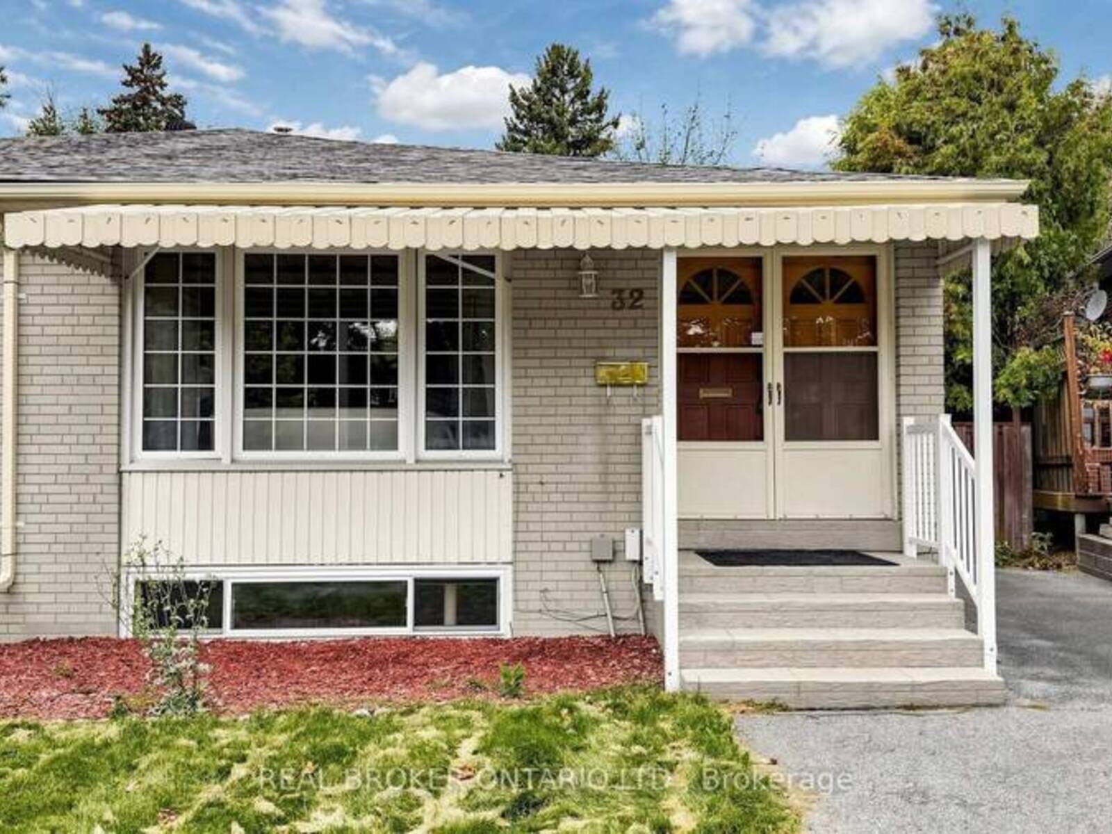 32 CAIRNSIDE CRESCENT, Toronto, Ontario M2J 3M8