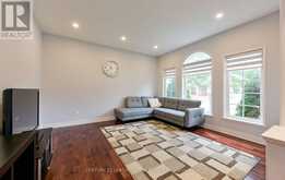 37 DRAWBRIDGE DRIVE | Markham Ontario | Slide Image Four