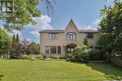 29 BATSON DRIVE | Aurora Ontario | Slide Image Three