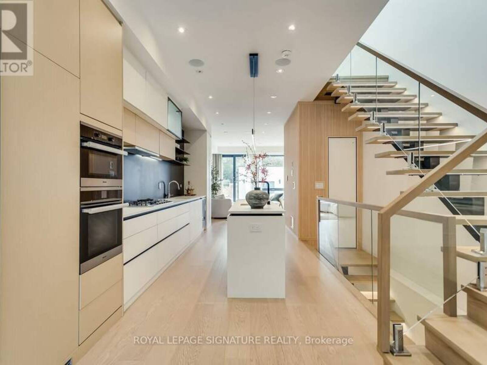 511 WOBURN AVENUE, Toronto, Ontario M5M 1L8