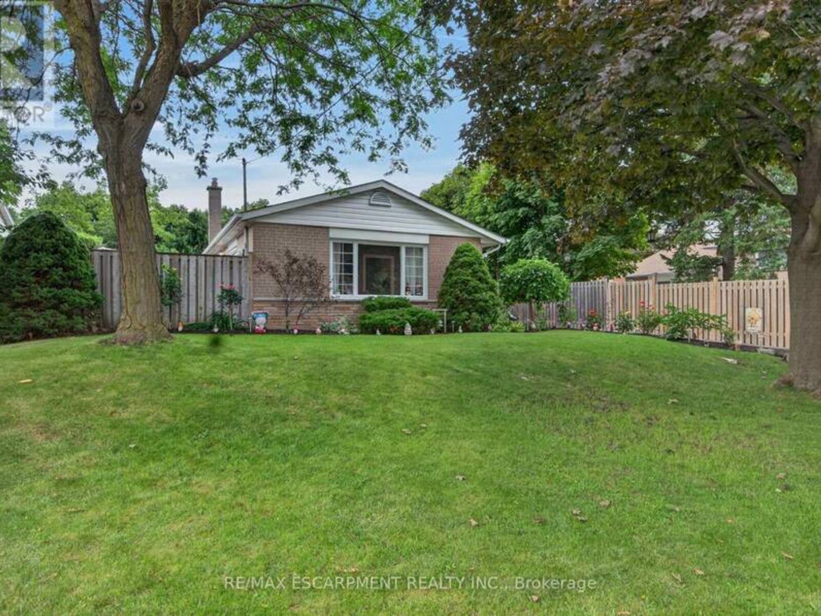 3 CUMBRIAN COURT, Brampton, Ontario L6X 2J7