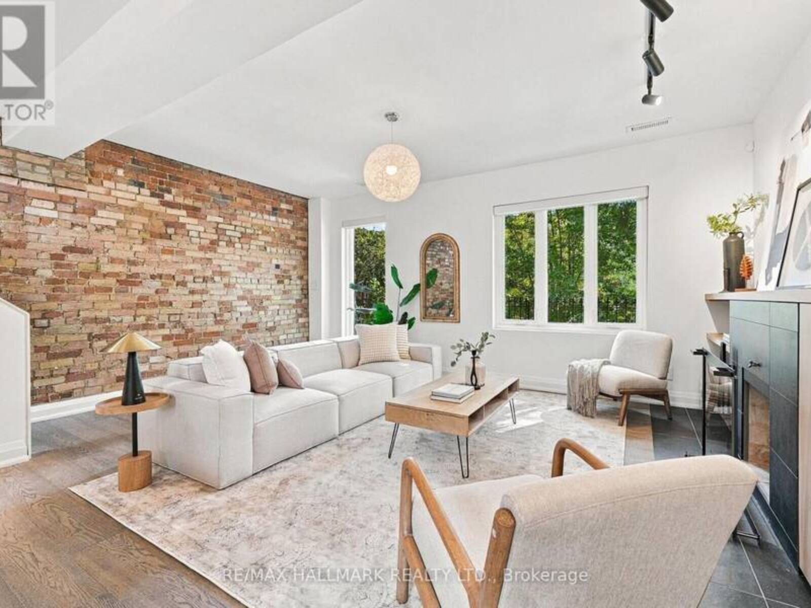 10 EARL STREET, Toronto, Ontario M4Y 1M3