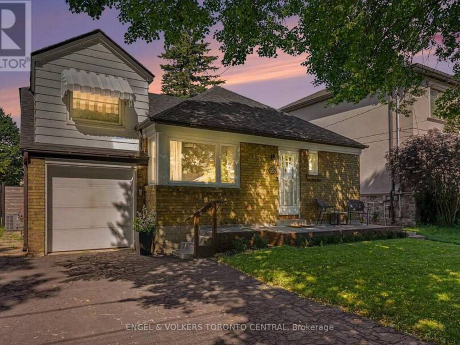28 INVERLEIGH DRIVE, Toronto, Ontario M8Y 3E3
