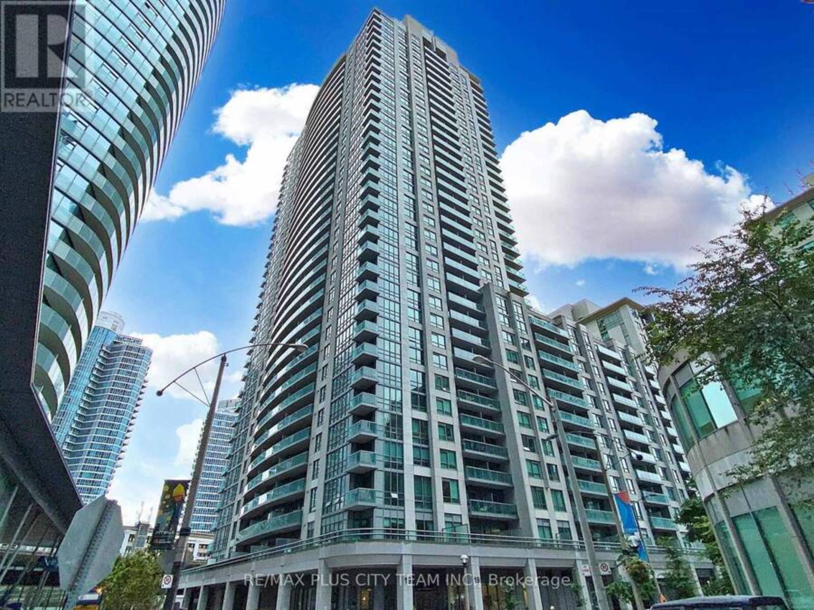 1103 - 19 GRAND TRUNK CRESCENT, Toronto, Ontario M5J 3A3