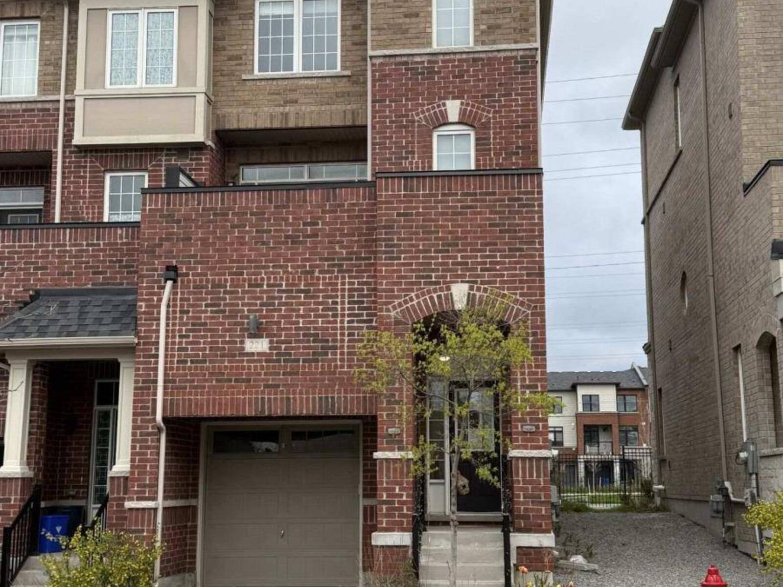 221 HARDING PARK STREET, Newmarket, Ontario L3Y 0E3