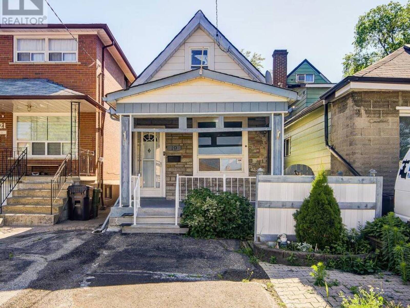 19 ROBINSON AVENUE, Toronto, Ontario M1L 3S8