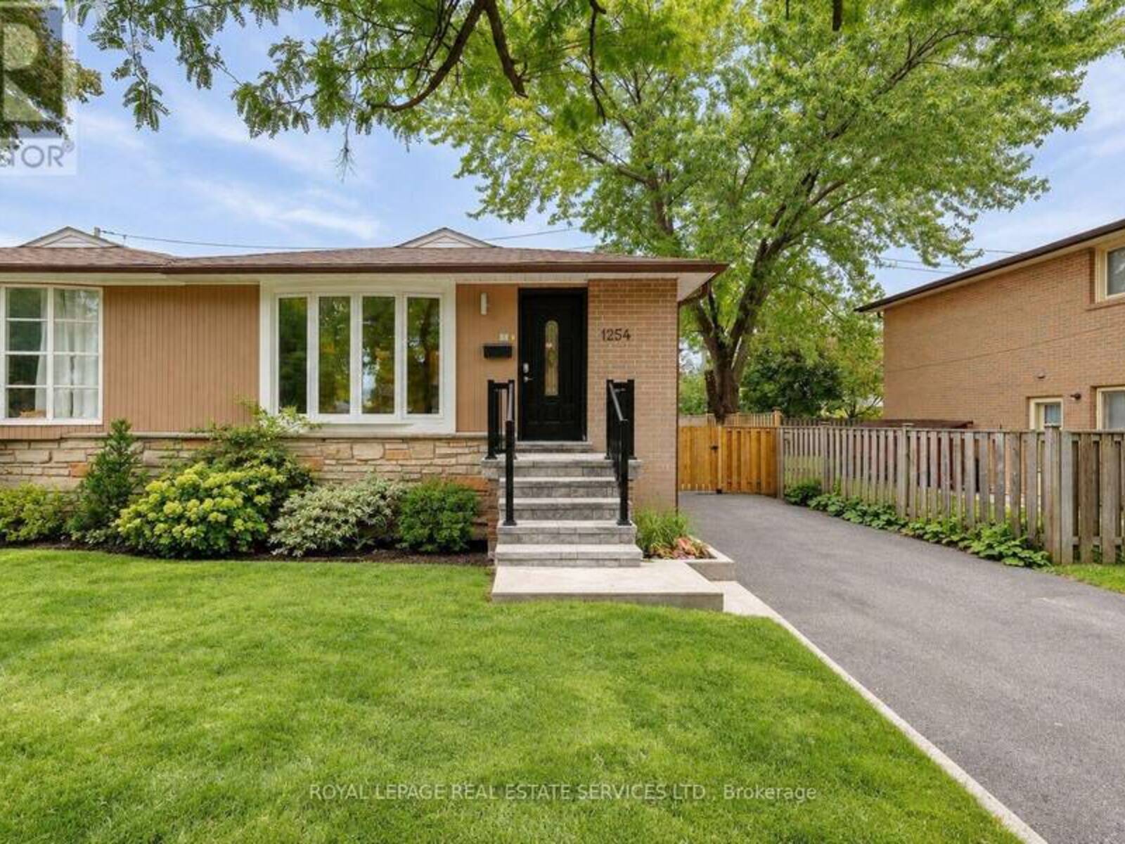 1254 NAPIER CRESCENT, Oakville, Ontario L6H 2A4