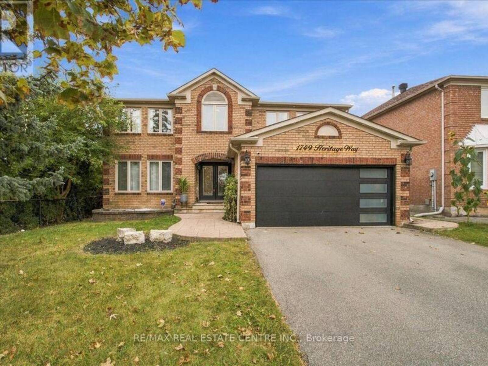 1749 HERITAGE WAY, Oakville, Ontario L6M 3A2