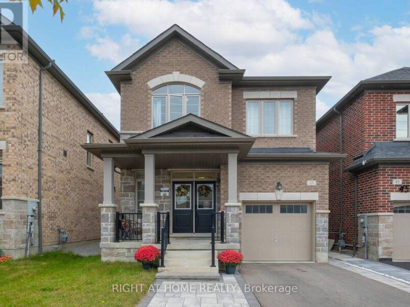 43 VICKERY STREET, Whitby, Ontario L1P 0L2