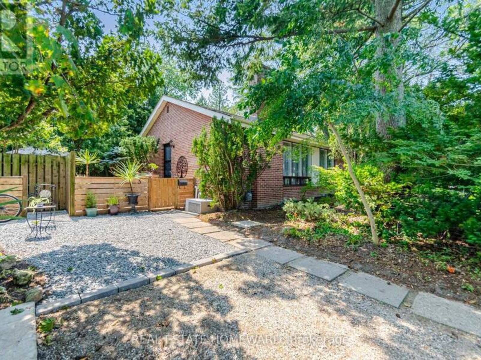 3 SHADWELL PLACE, Toronto, Ontario M3B 1J4