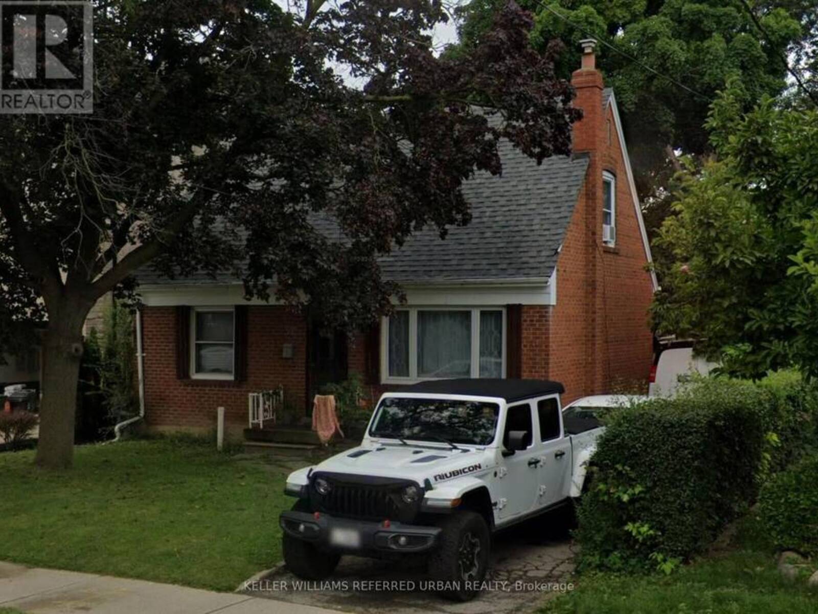 32 AMESBURY DRIVE, Toronto, Ontario M6M 4H4