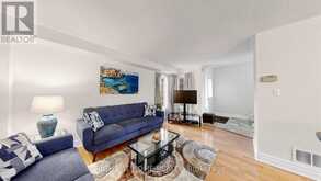 87 PRIMEAU DRIVE | Aurora Ontario | Slide Image Four