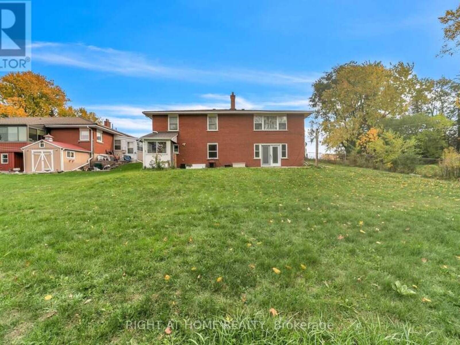 22 HAMILTON DRIVE, Newmarket, Ontario L3Y 3E8