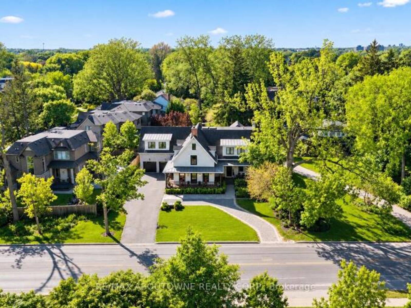 489 LAKESHORE ROAD W, Oakville, Ontario L6K 1G4