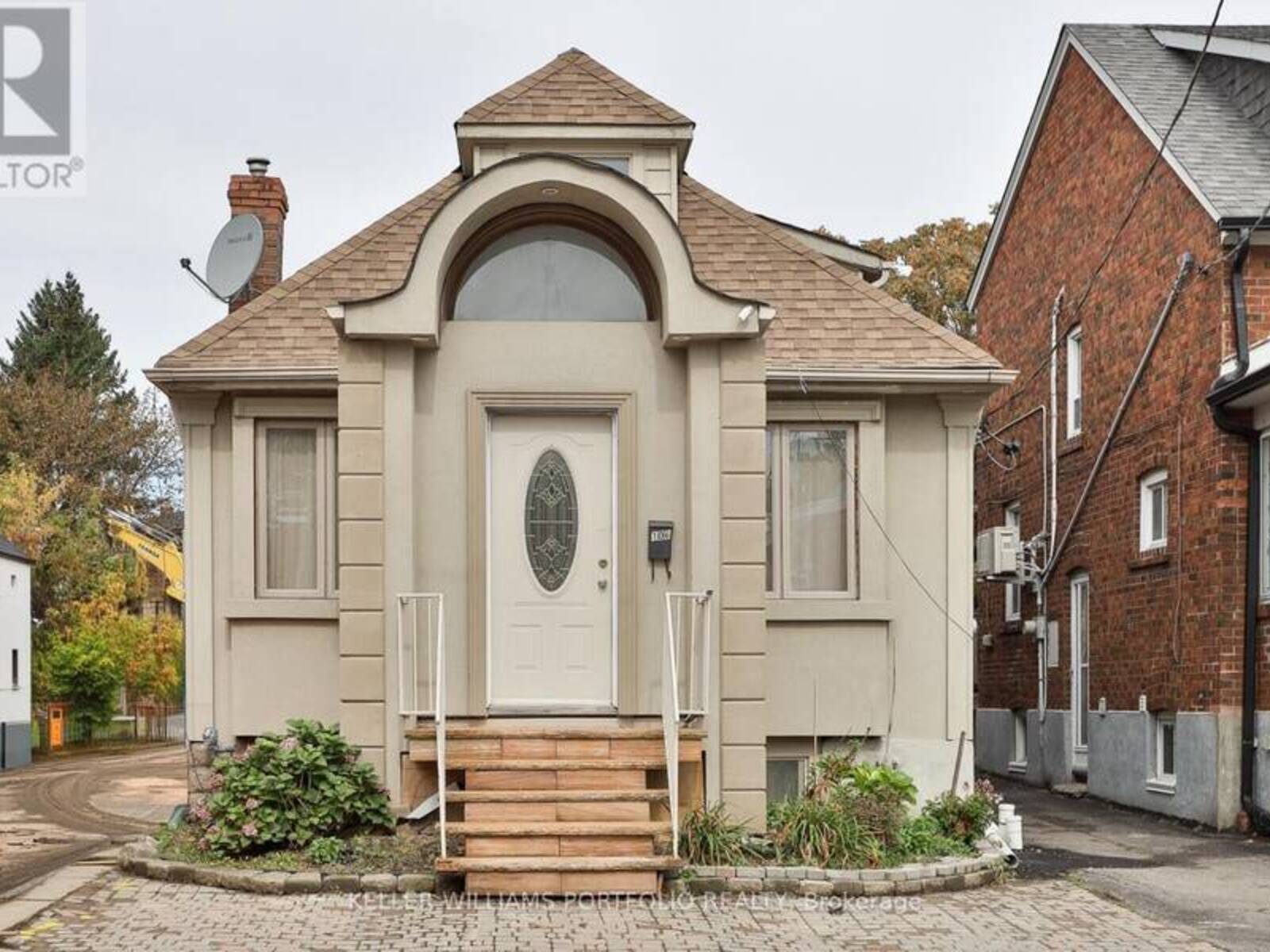 106 CLOVELLY AVENUE, Toronto, Ontario M6E 2E6