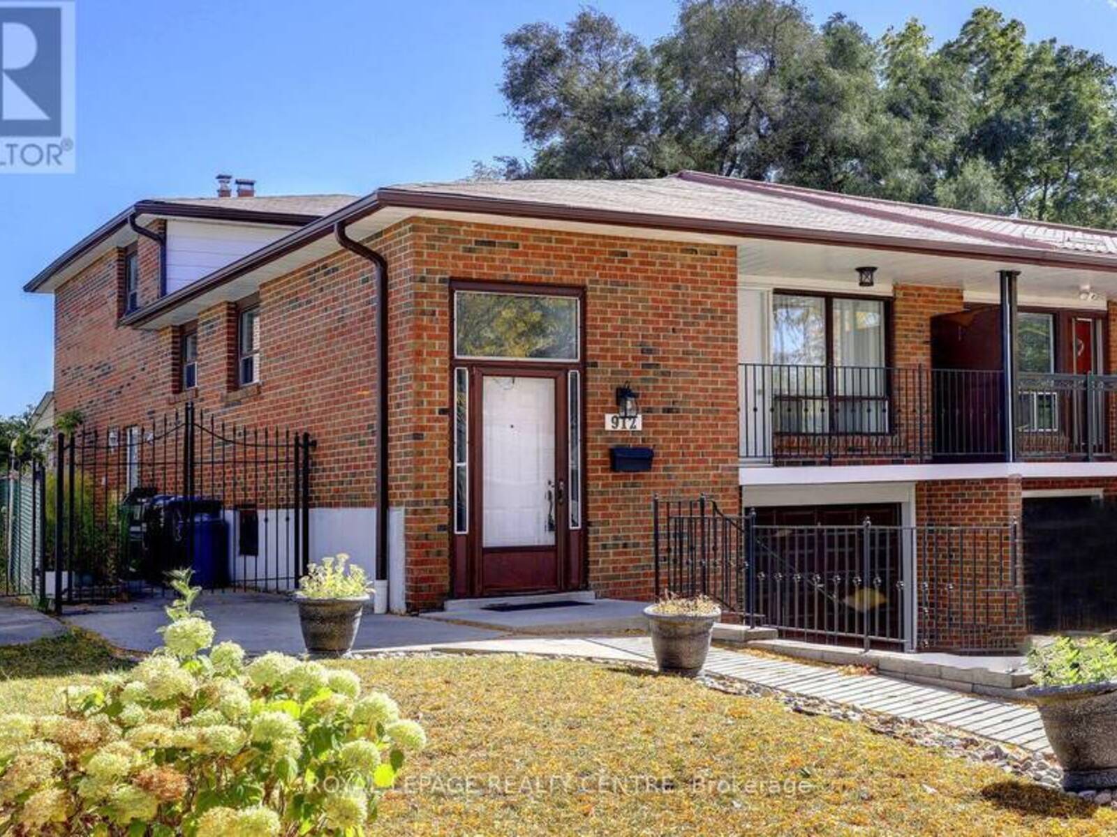 912 BLAIRHOLM AVENUE, Mississauga, Ontario L5C 1G4