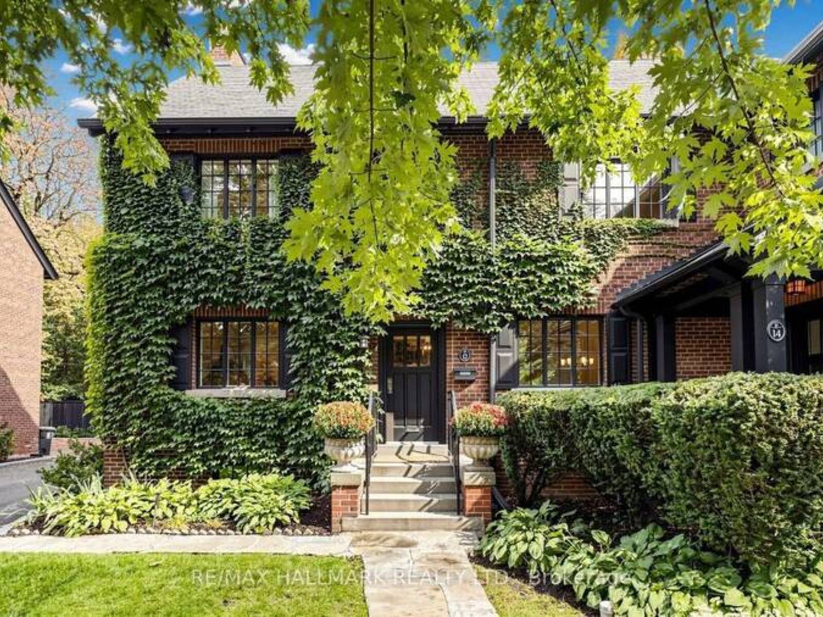 12 ANCROFT PLACE, Toronto, Ontario M4W 1M4