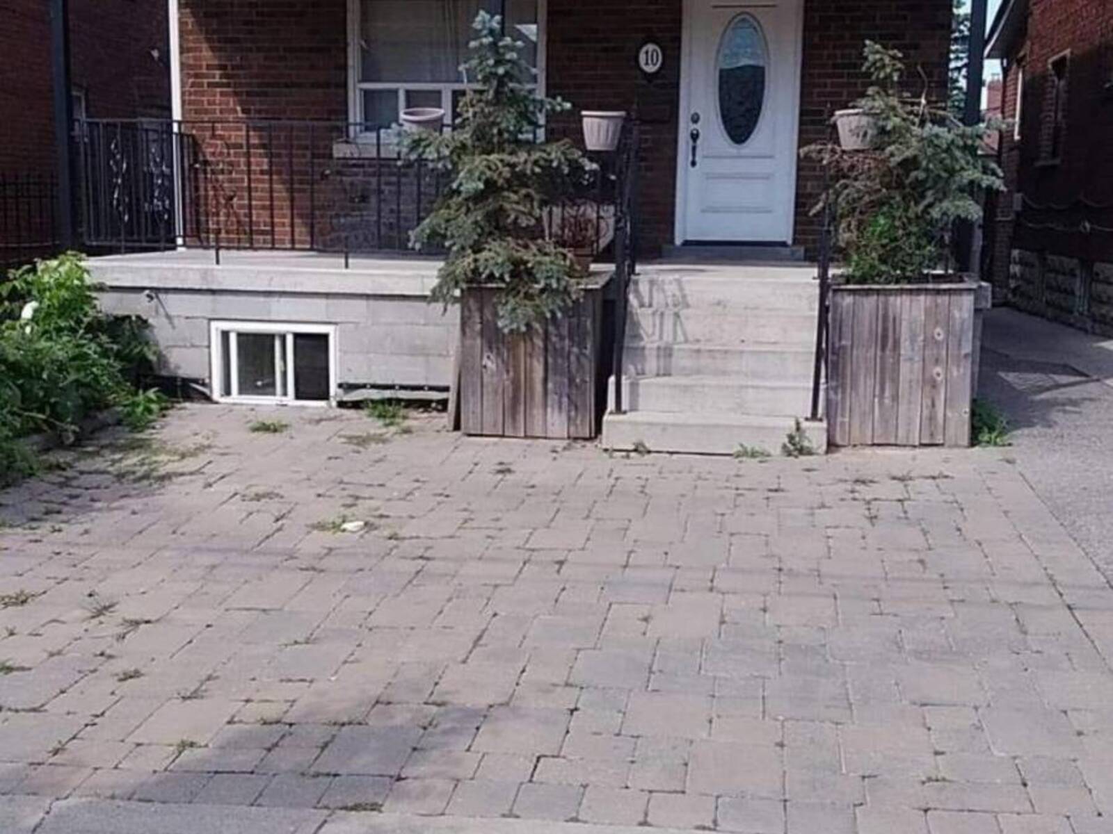 10 FAIRBANK AVENUE, Toronto, Ontario M6E 3Y4