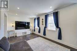 7 HAWTIN LANE | Aurora Ontario | Slide Image Sixteen