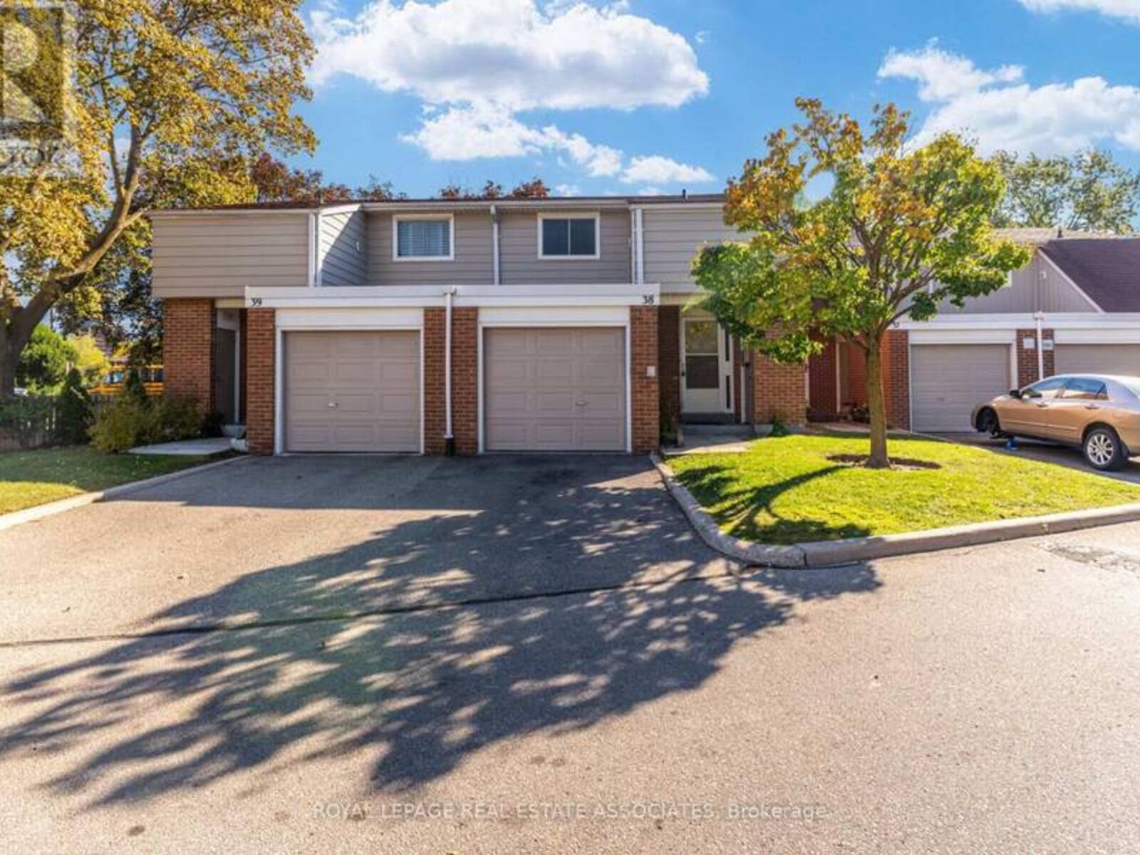 215 MISSISSAUGA VALLEY BOULEVARD, Mississauga, Ontario L5A 1Y7