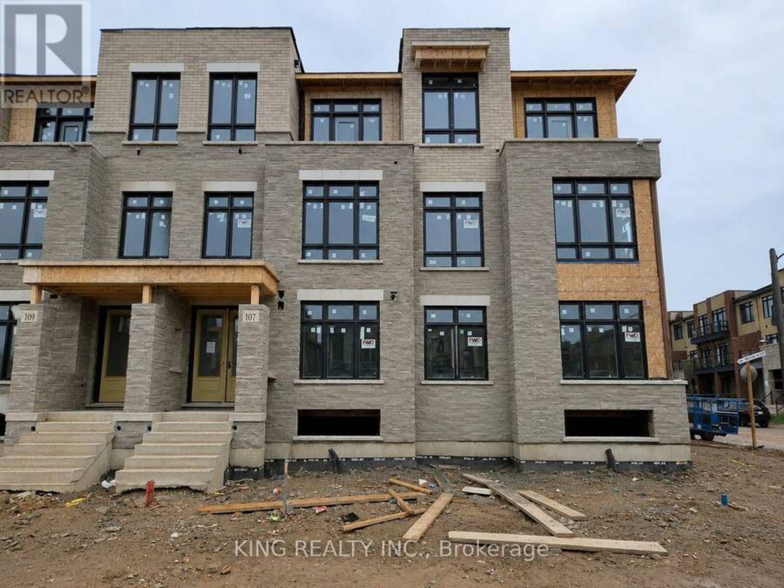 107 JACK BOWERBANK BOULEVARD, Oakville, Ontario L6M 4K1