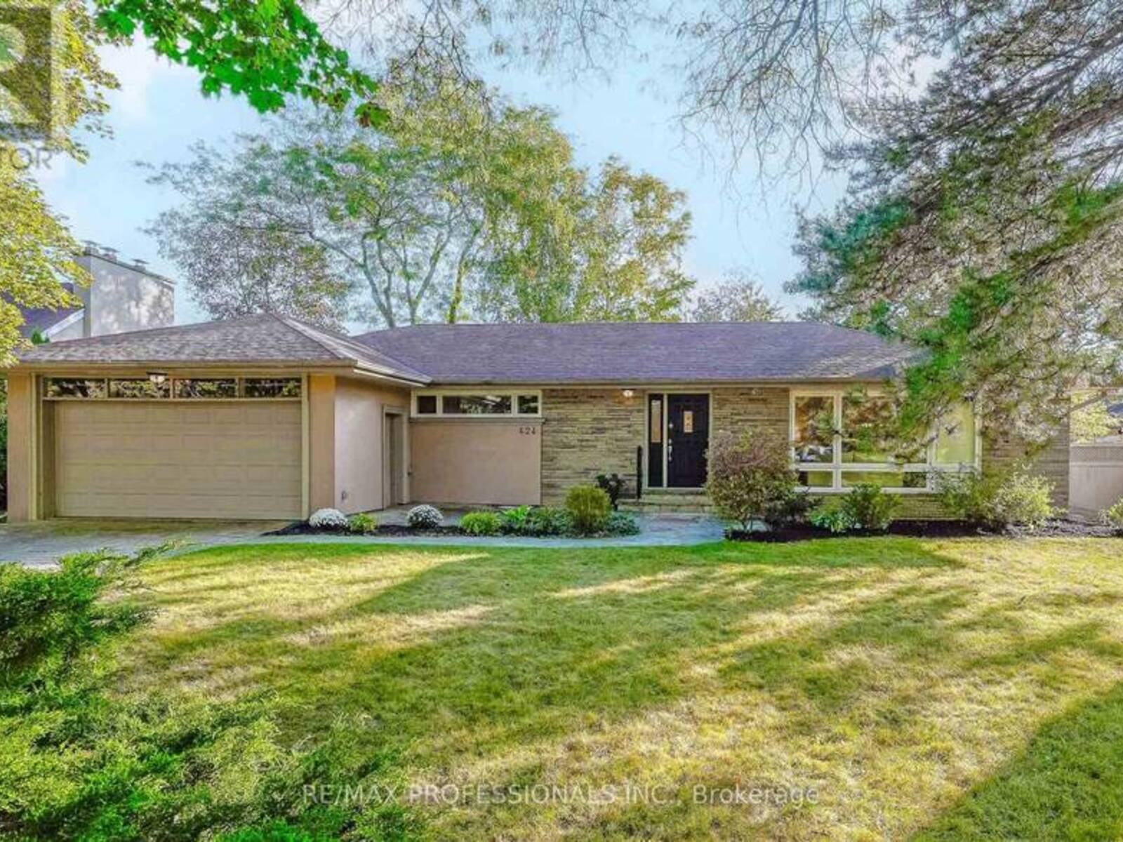 424 THE KINGSWAY, Toronto, Ontario M9A 3V9