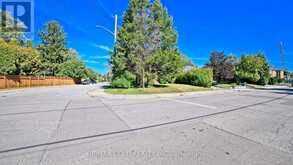 11 PINE AVENUE N | Mississauga Ontario | Slide Image Thirty