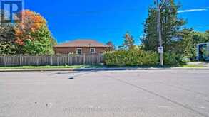 11 PINE AVENUE N | Mississauga Ontario | Slide Image Four