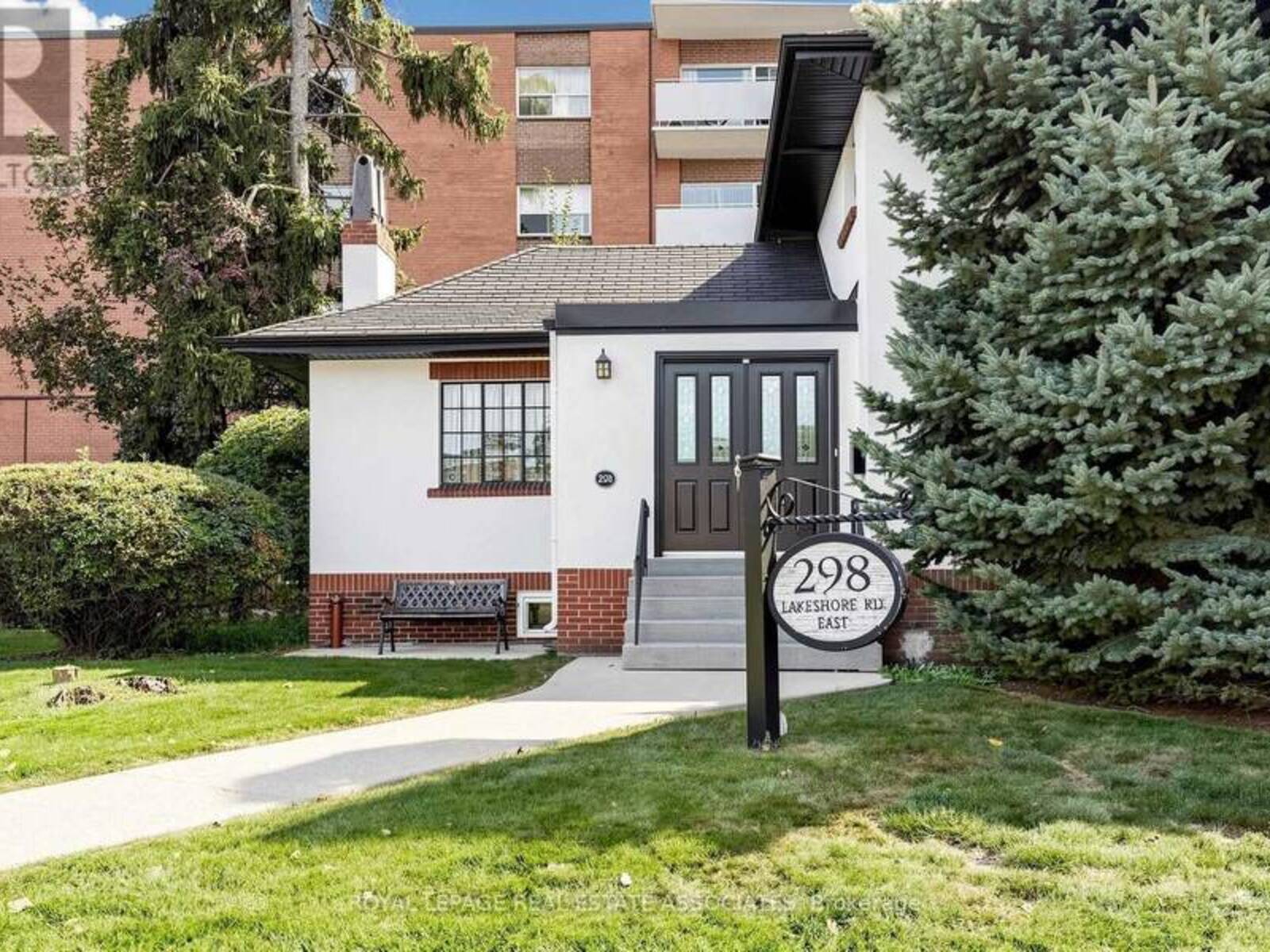 298 LAKESHORE ROAD E, Mississauga, Ontario L5G 1H2