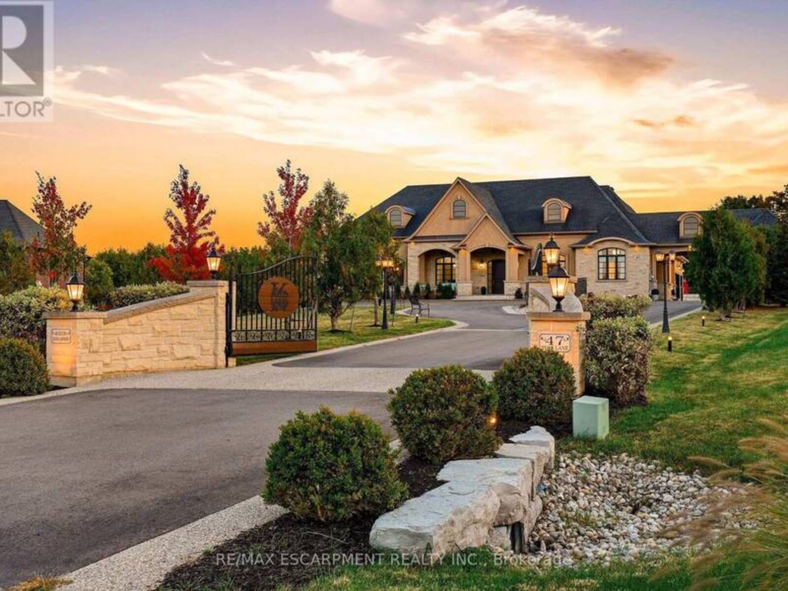 47 TEWS LANE, Hamilton, Ontario L9H 7N4