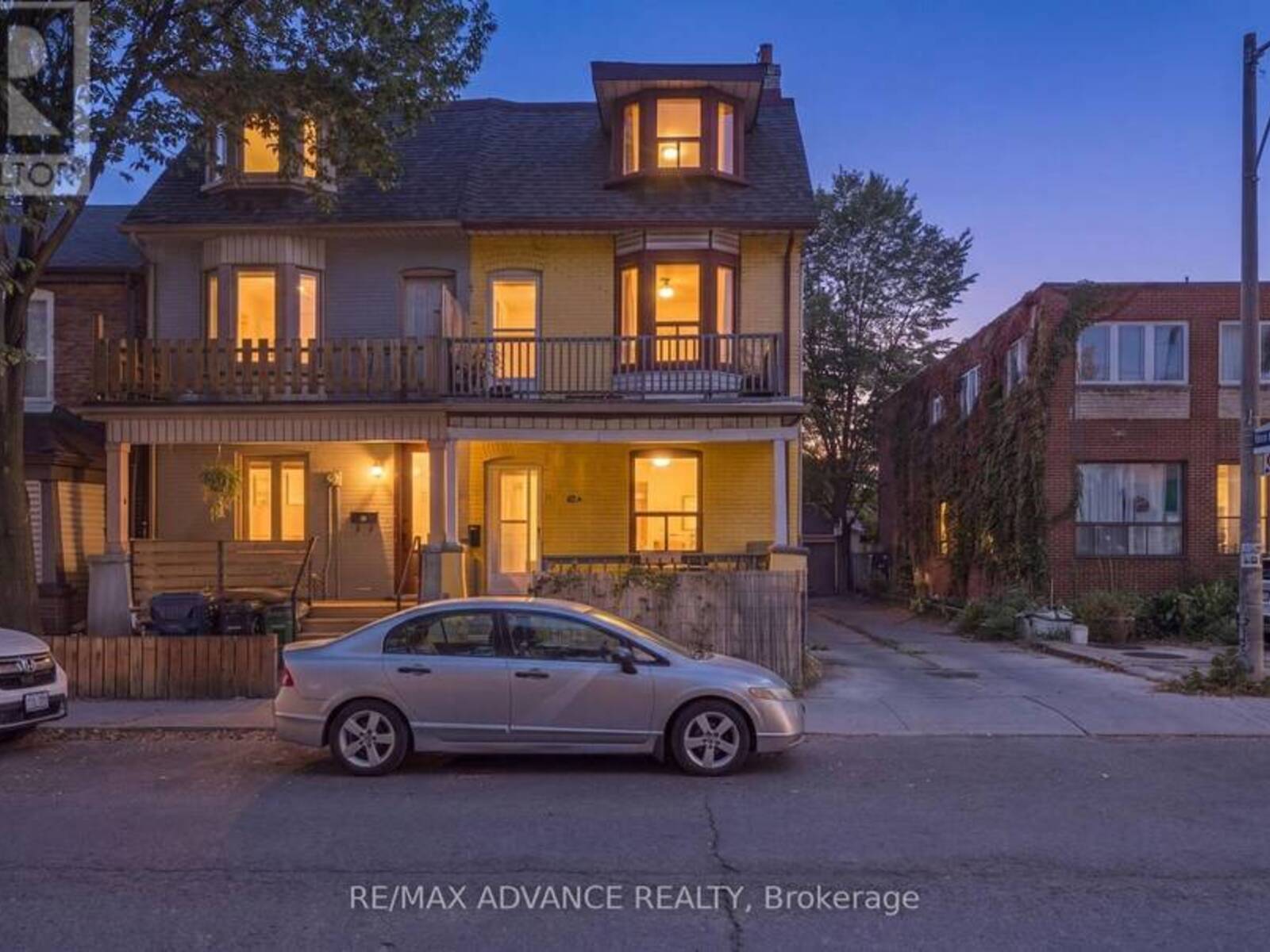 82A AUGUSTA AVENUE, Toronto, Ontario M5T 2L1