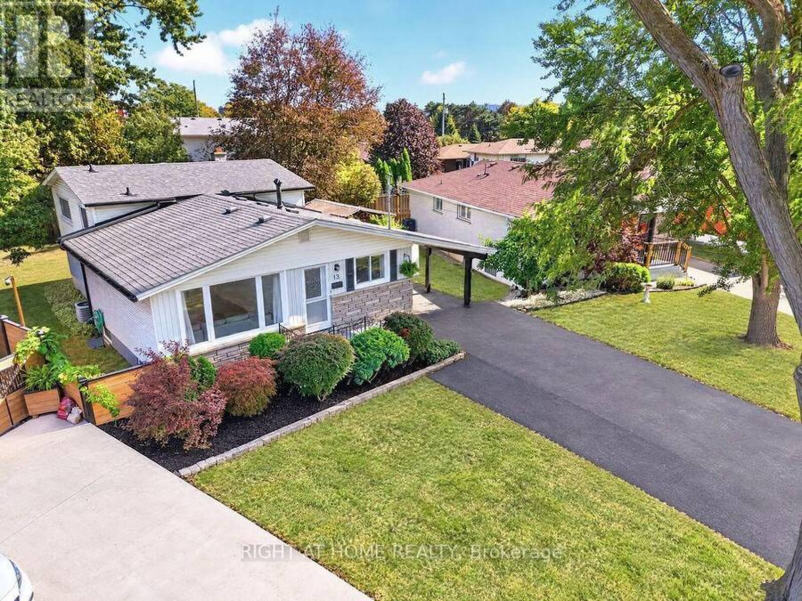 13 CRAWFORD DRIVE, Hamilton, Ontario L8H 2N9
