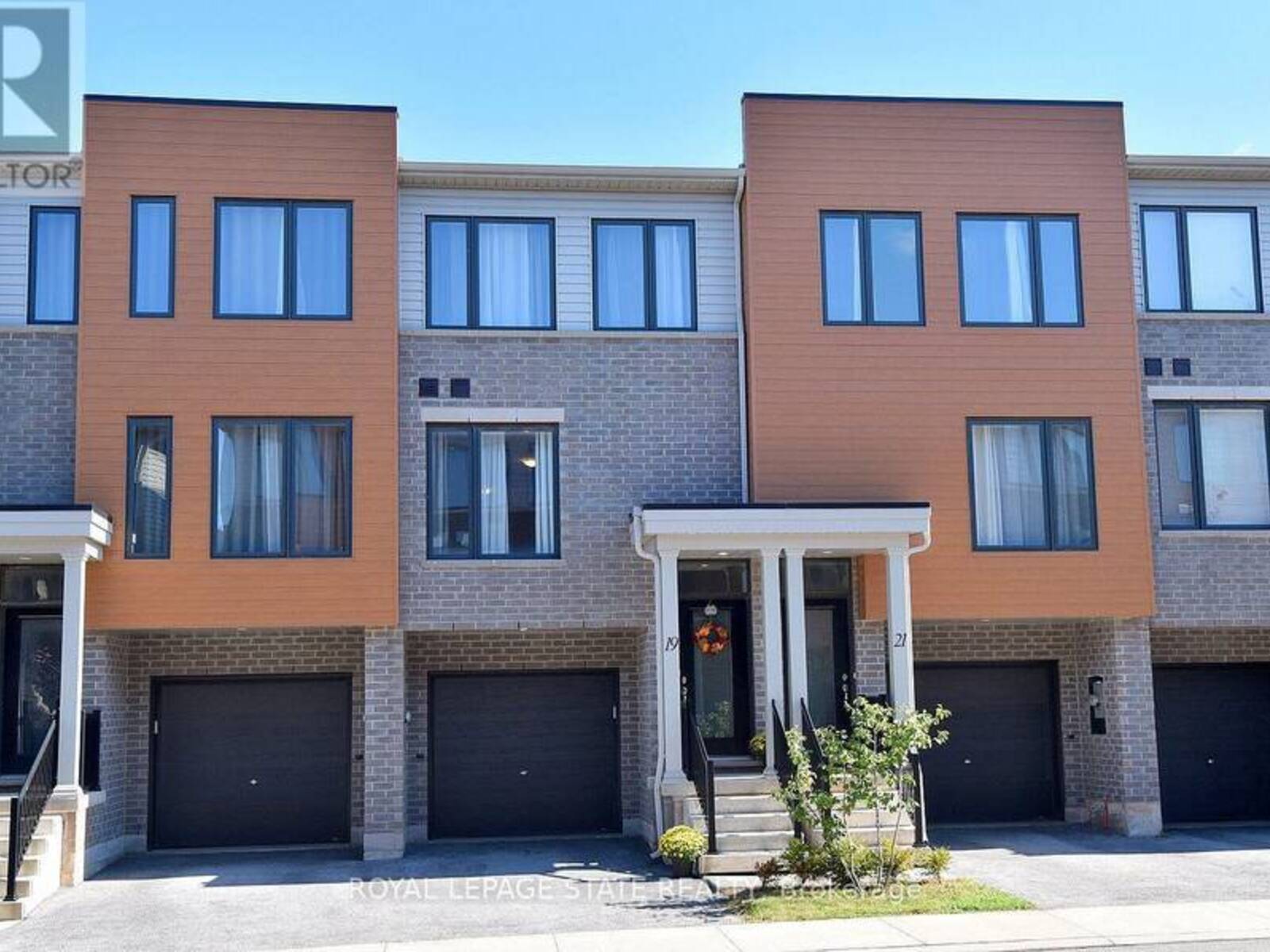 19 RADISON LANE, Hamilton, Ontario L8H 0B5