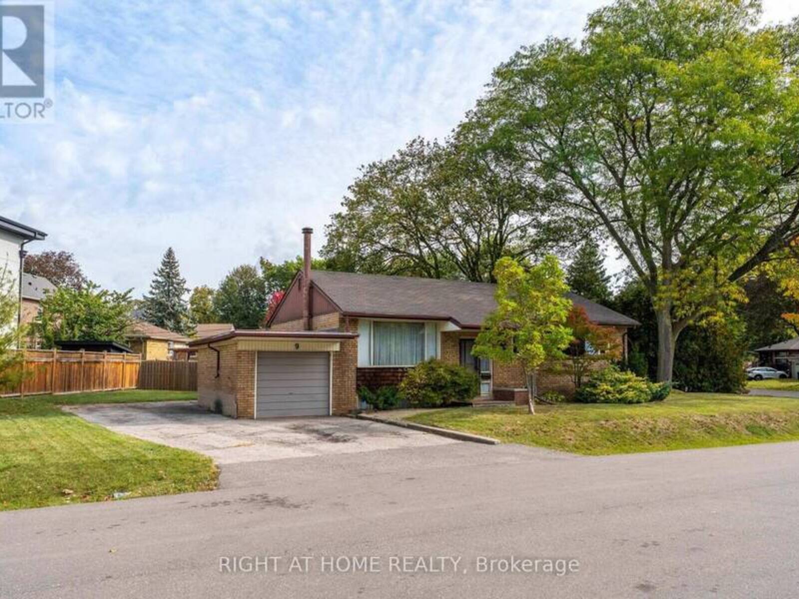 9 APPLEDALE ROAD, Toronto, Ontario M9B 5G5