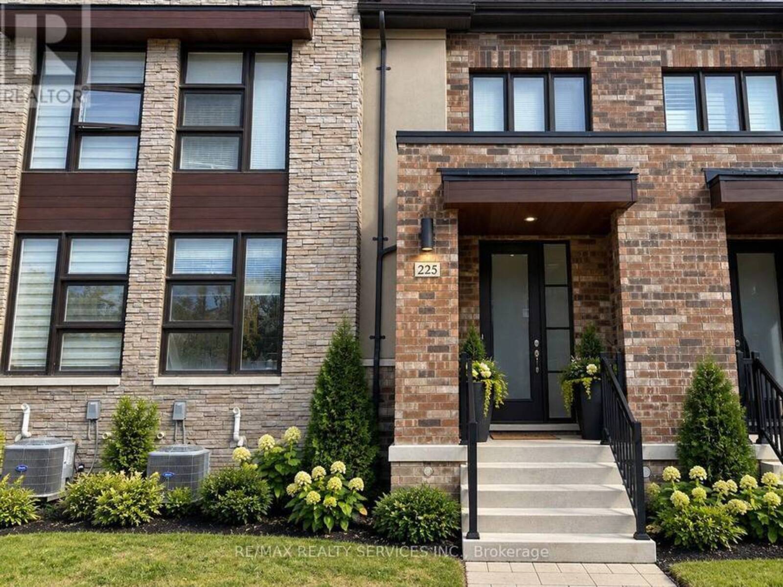 225 CORONATION ROAD, Whitby, Ontario L1P 0H6