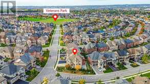 982 WILBUR PIPHER CIRCLE | Newmarket Ontario | Slide Image Four