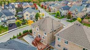 982 WILBUR PIPHER CIRCLE | Newmarket Ontario | Slide Image Six