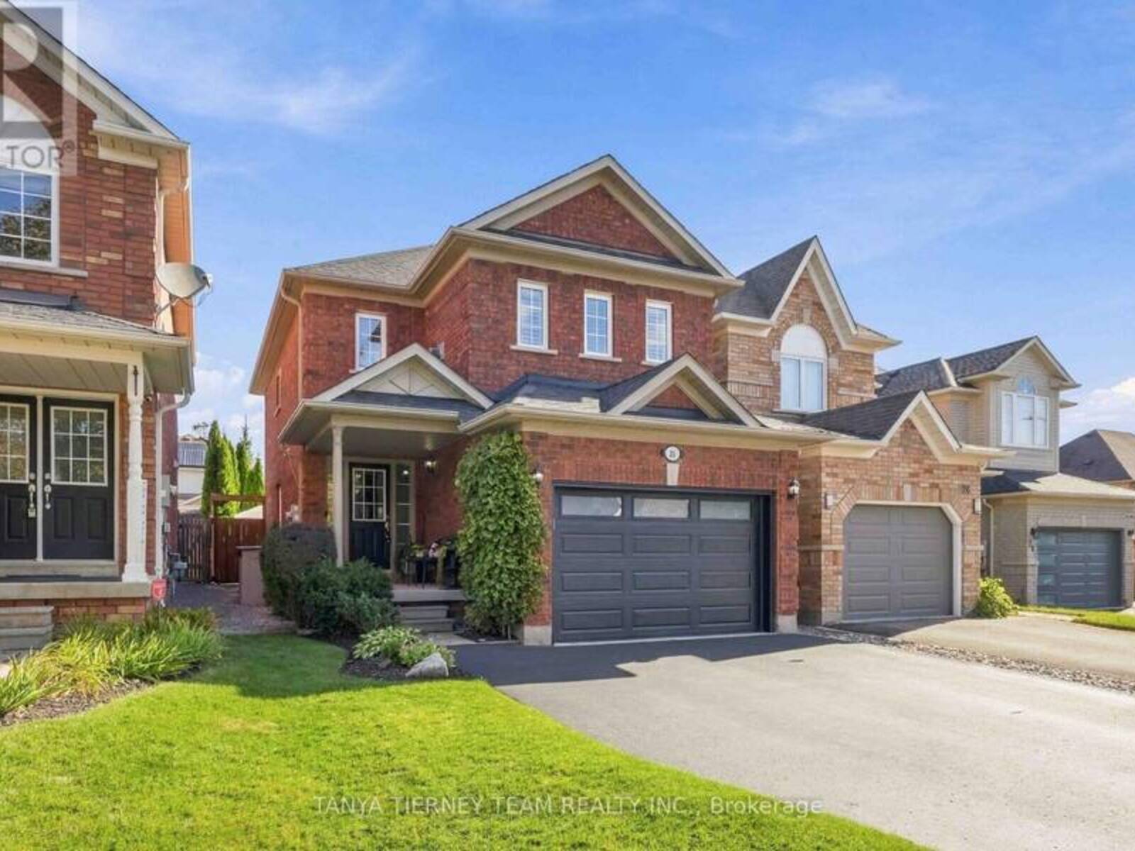 28 CASTLE GREEN DRIVE, Whitby, Ontario L1R 2P9