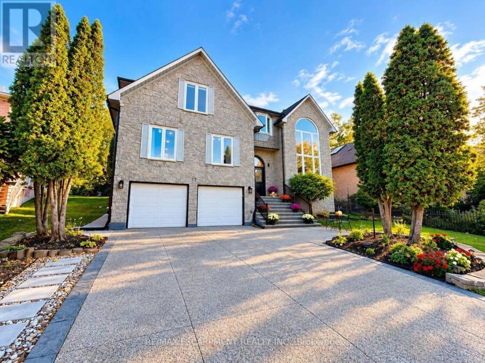 12 SUNDROP COURT, Hamilton, Ontario L9K 1G5