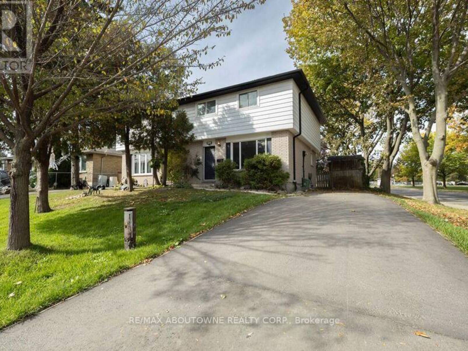 4 GLAMIS COURT, Hamilton, Ontario L9C 6B3