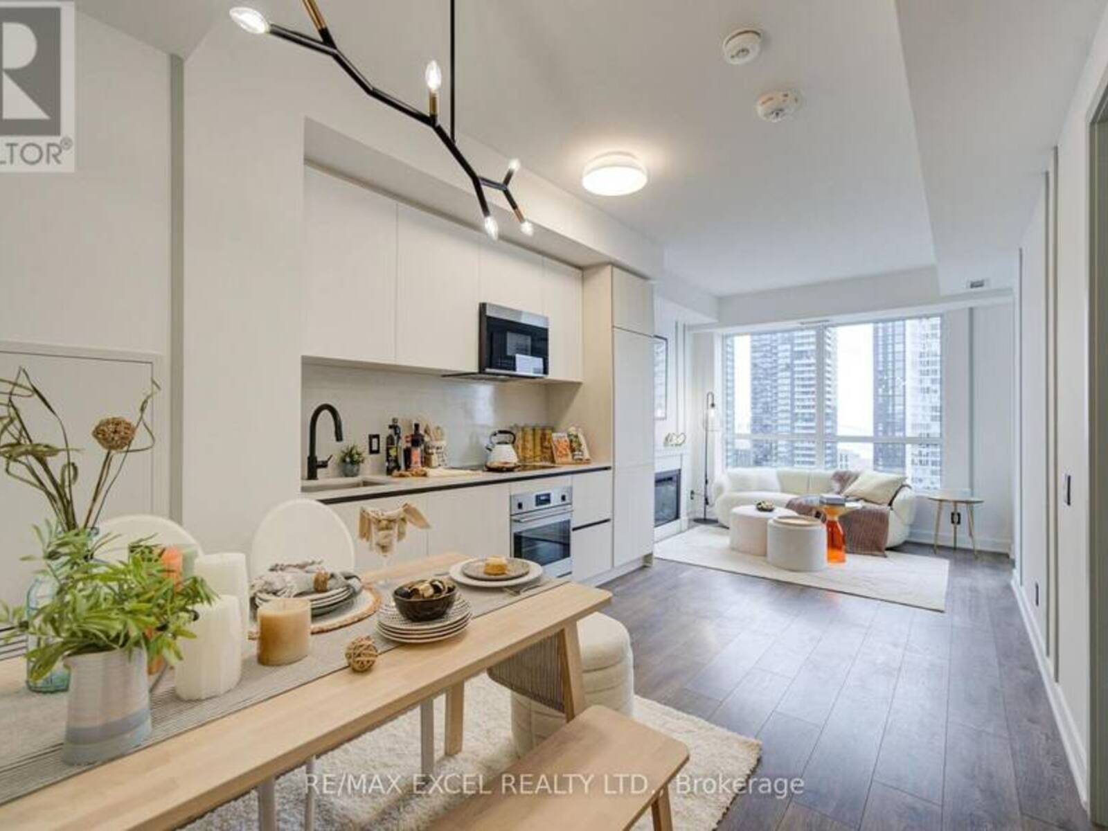 2708 - 108 PETER STREET, Toronto, Ontario M5V 0W2