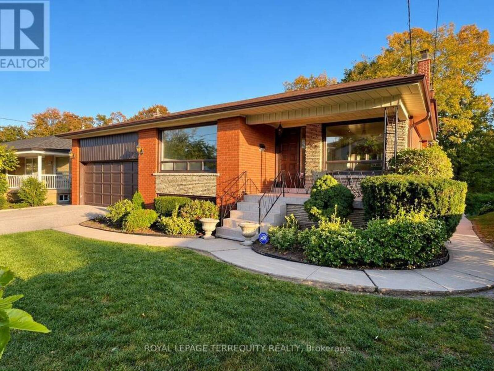 169 GRANDRAVINE DRIVE, Toronto, Ontario M3J 1B6