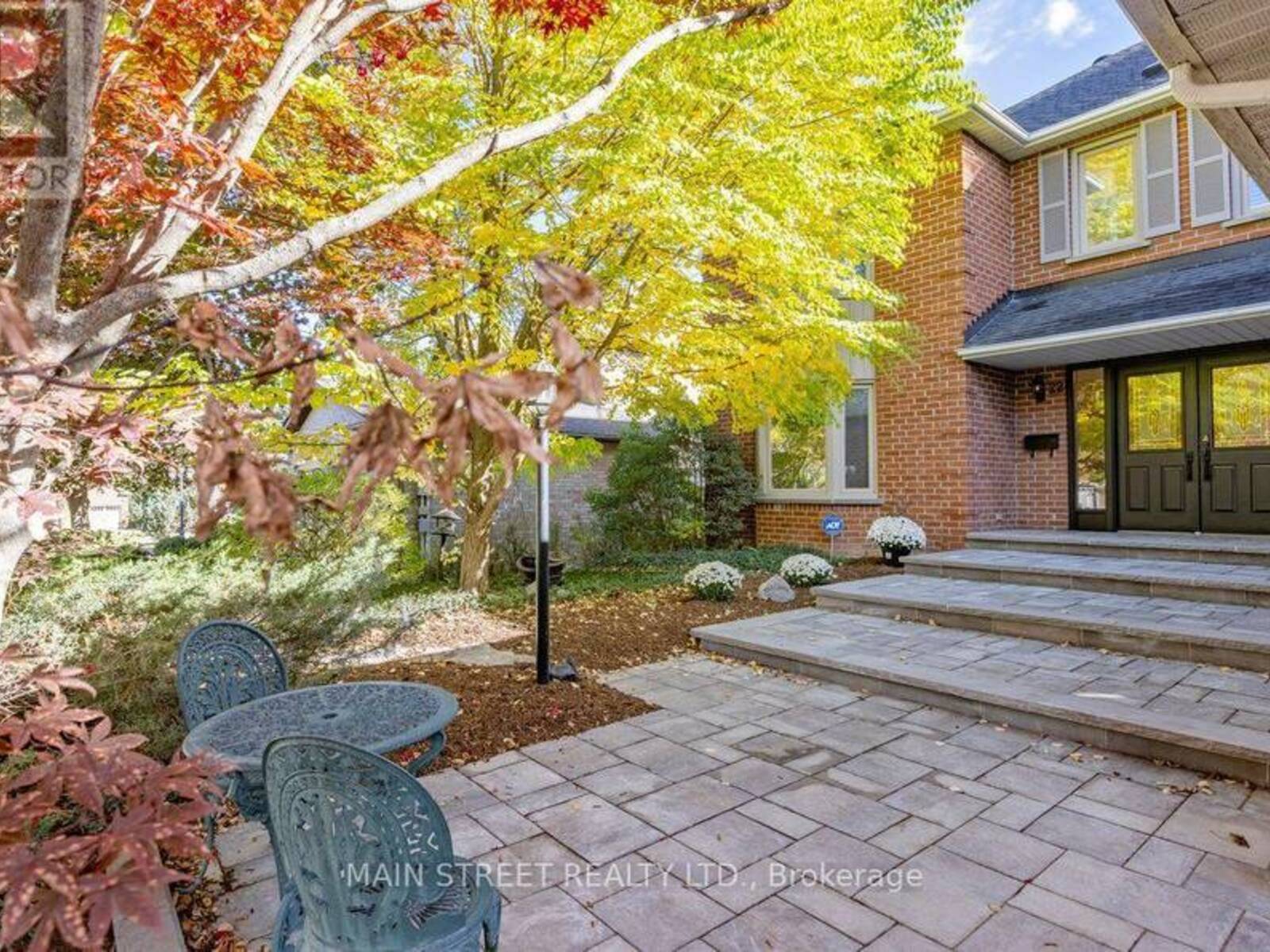 22 MCCLENNY DRIVE N, Aurora, Ontario L4G 5P6