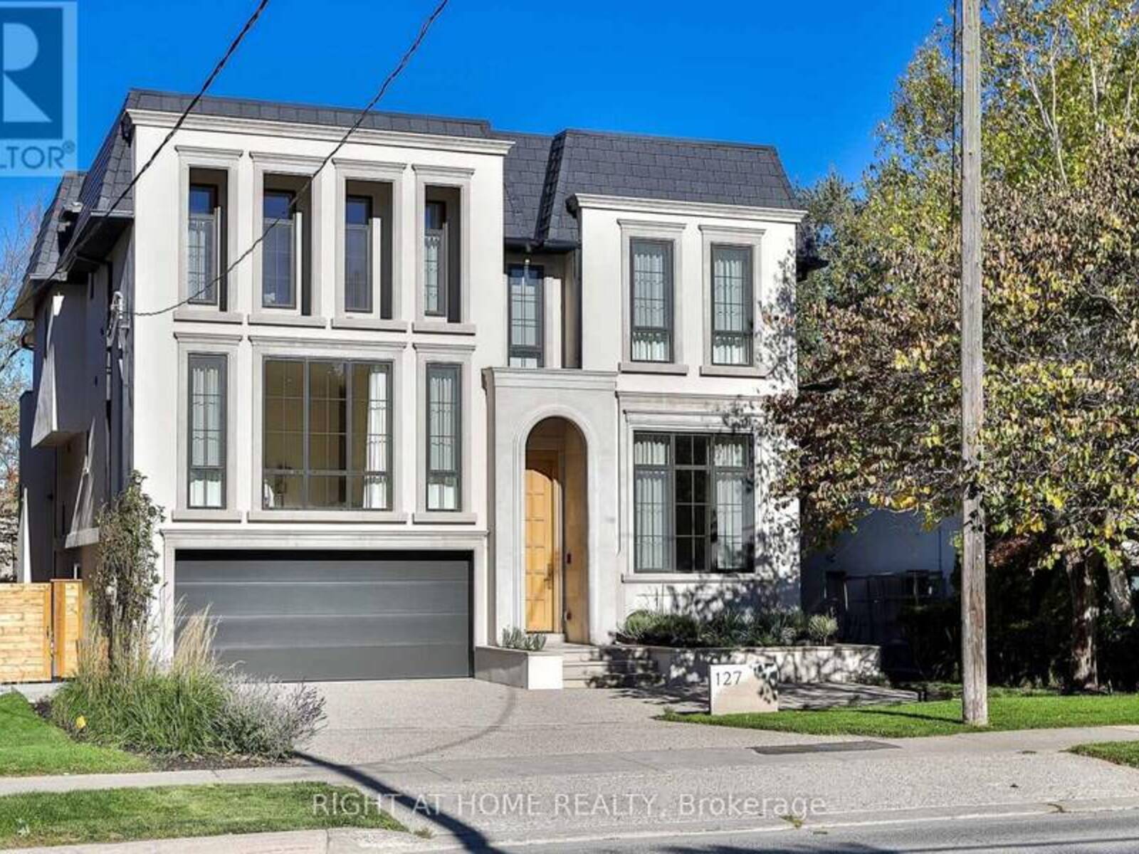 127 YONGE BOULEVARD, Toronto, Ontario M5M 3H2